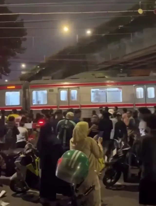 Kemacetan dan Kerumunan Warga di Sekitar Perlintasan Kereta Api Komuter — News
